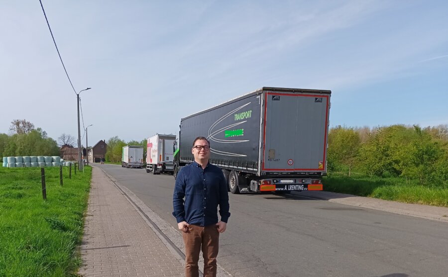samen1745 vraagt oplossing voor onveilige verkeerssituatie Droeshoutstraat en veilige parking voor vrachtwagens.   